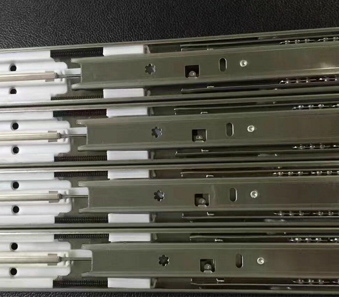 抽屉滑辊成型机