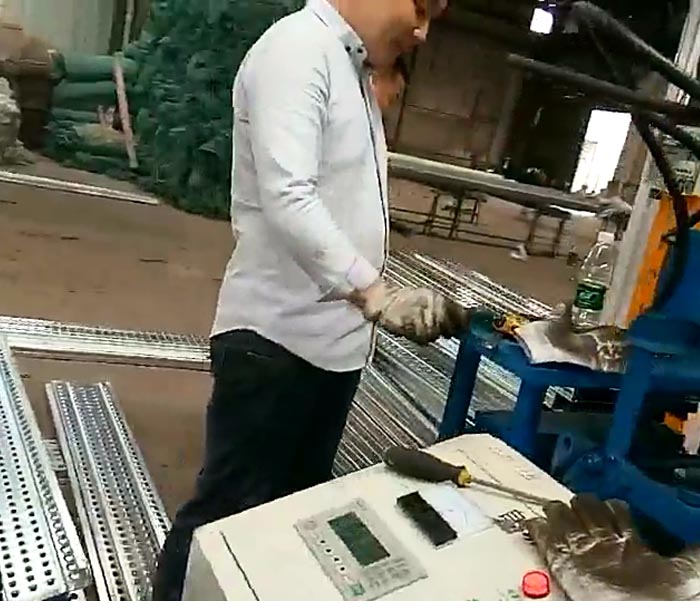 镀锌钢梯脚辊成型机