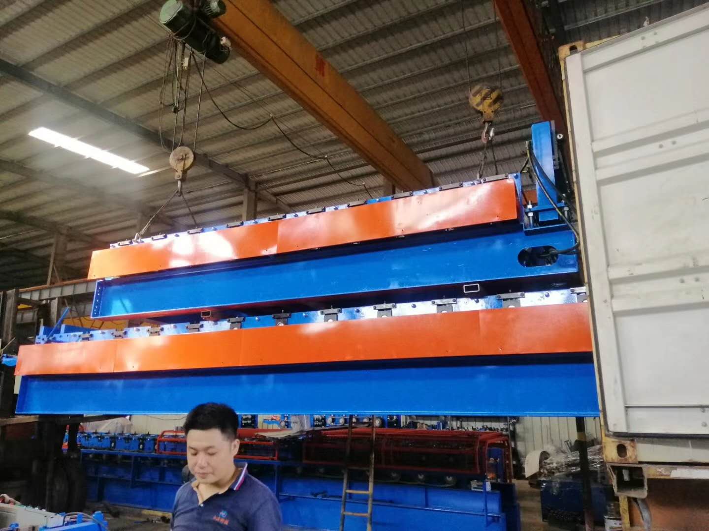 地板金属板成型机